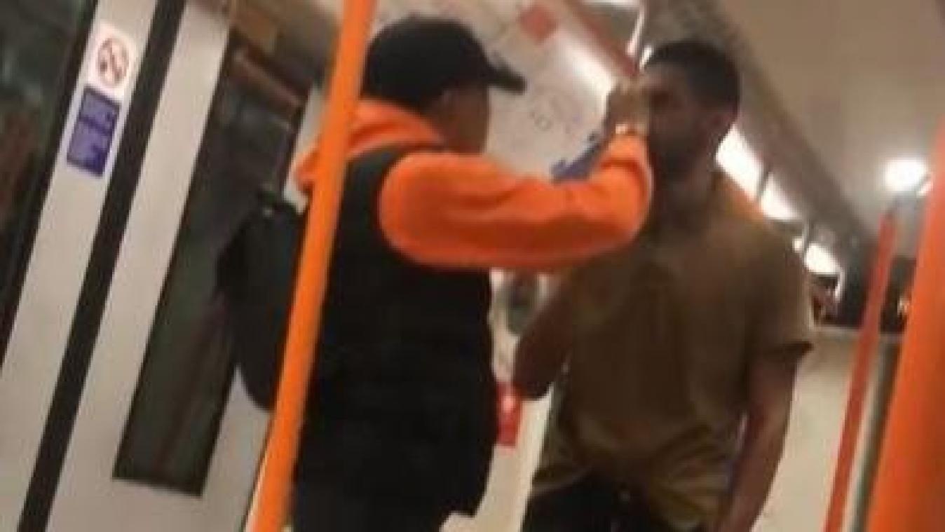 Dappere vrouw reageert op ongepast gedrag van man in metro: “Stop met je geslachtsdeel aan te raken» (video)