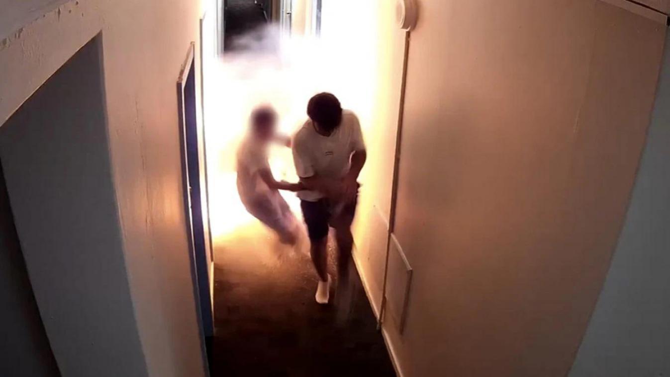 WOW. Rugzaktoeristen ontsnappen op nippertje aan vlammen na ontploffing accu van e-bike (video)