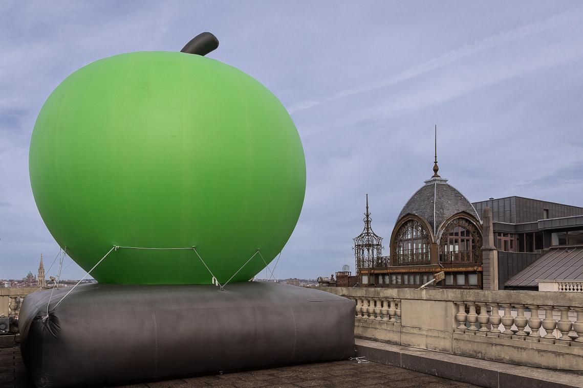 Magritte Museum heropent na zes maanden renoveren, inclusief reusachtige appel