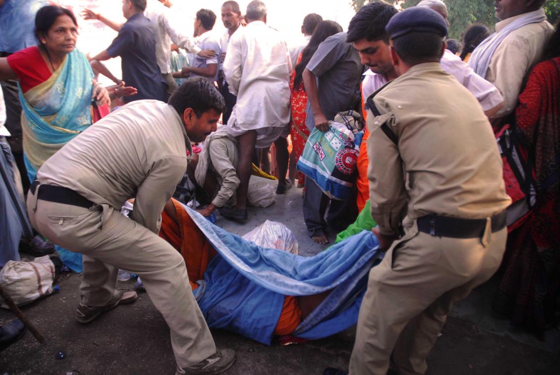 Grote verontwaardiging in India nadat agenten lichaam van verkeersslachtoffer in kanaal gooien (video)