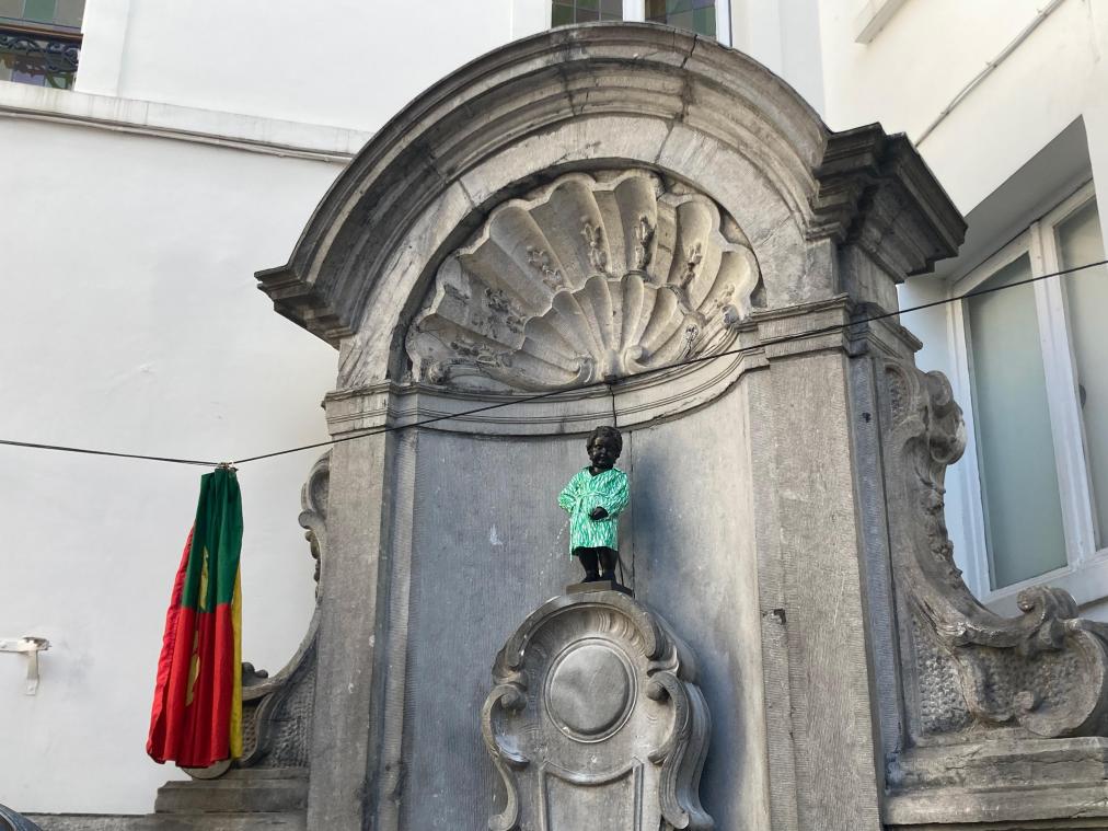 Manneke Pis trekt designerjurk van Diane von Furstenberg aan