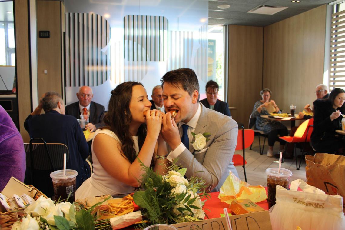 WTF. Duits bruidspaar viert trouw op deze wel heel ‘onfeestelijke’ plek: «We wilden een American Wedding»
