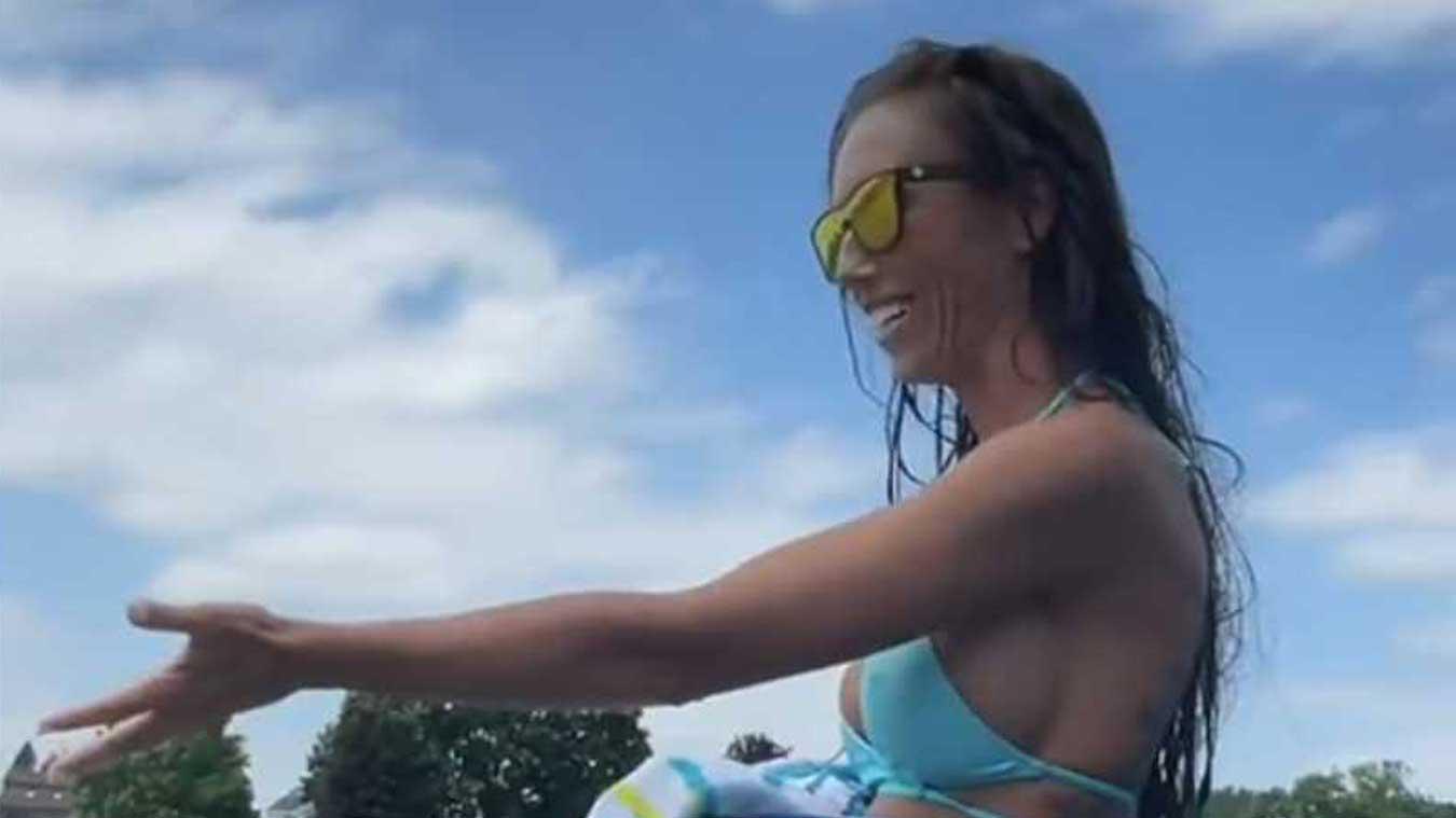 Vrouw verliest slipje tijdens wakesurfen, maar dan gebeurt DIT... (video)
