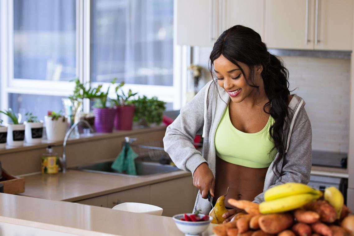 Fit in je woonkamer: Drie eenvoudige work-outs die je thuis kan doen