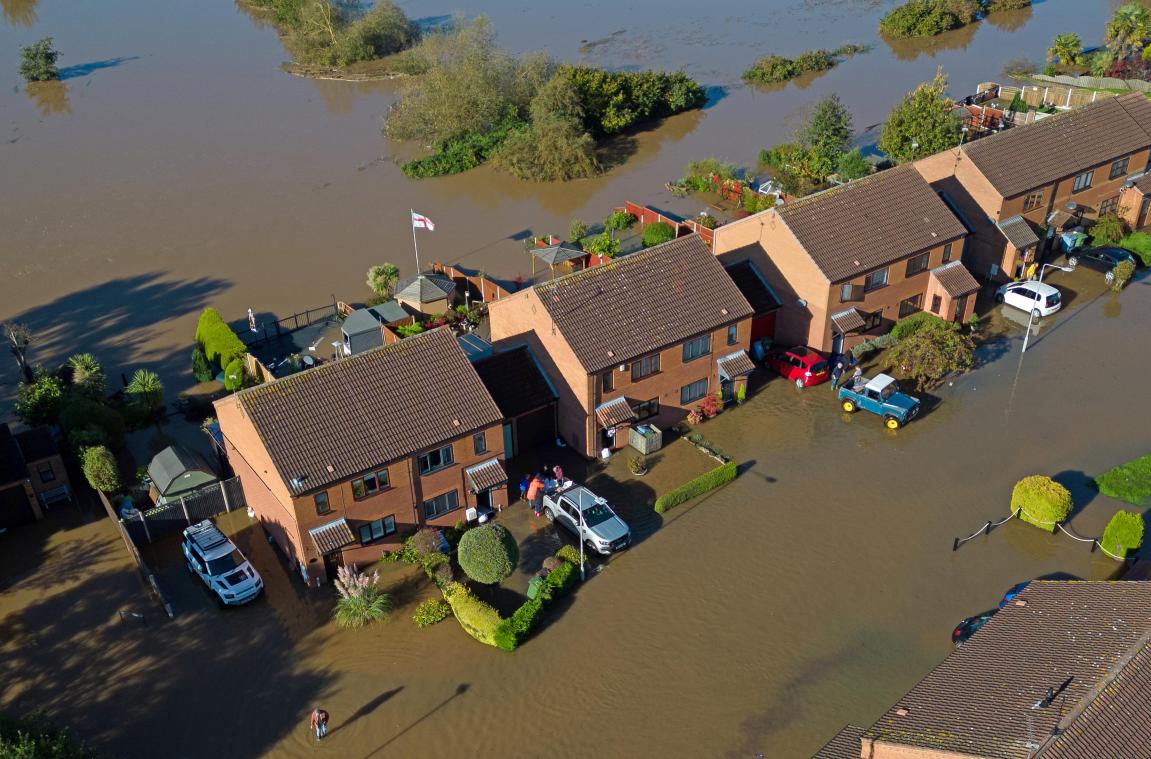 Storm Babet trekt spoor van vernieling door noordelijk Europa: Waterpeil tot twee meter gestegen
