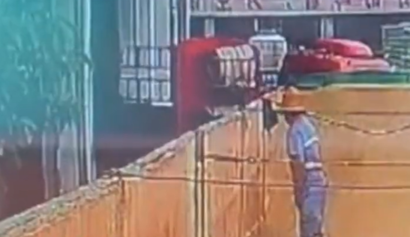 Chinees biermerk keldert nadat video opduikt waarin medewerker in tank met ingrediënten urineert (video)