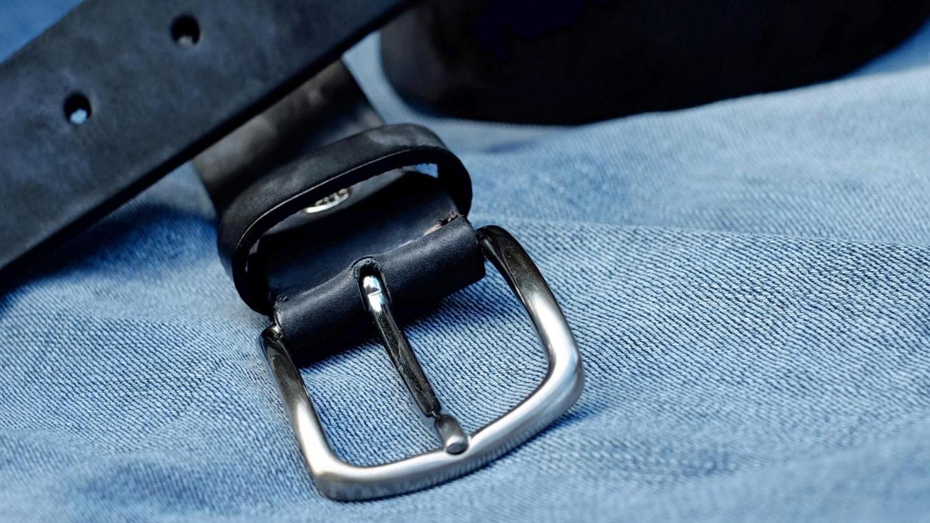 WTF. Mannen ranselen collega met riem af