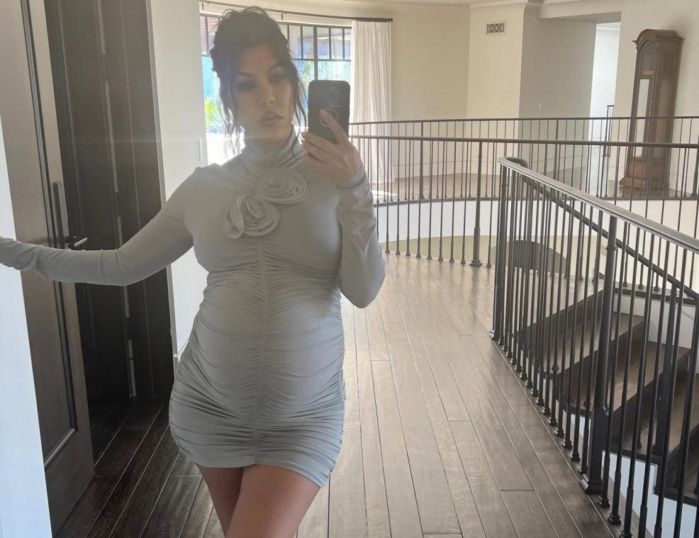 Zwangere Kourtney Kardashian steelt de show als zus Kim voor Halloween: «Eerst trouwlocatie afgepakt, nu Met Gala-look» (foto)