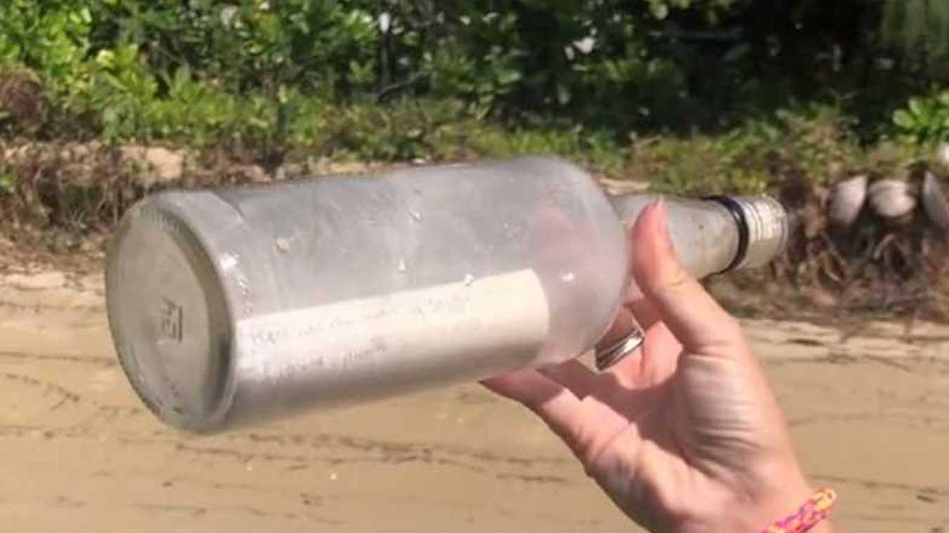 Koppel treft fles met boodschap aan in zee, maar de inhoud is wel héél luguber: «Oh nee!» (video)