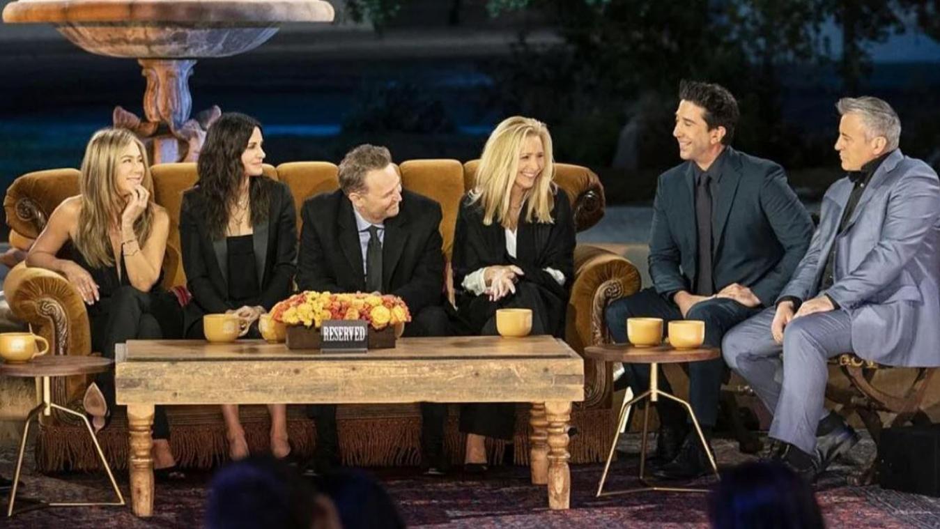 Cast van ‘Friends’ reageert op overlijden van acteur Matthew Perry: «We zijn er kapot van»