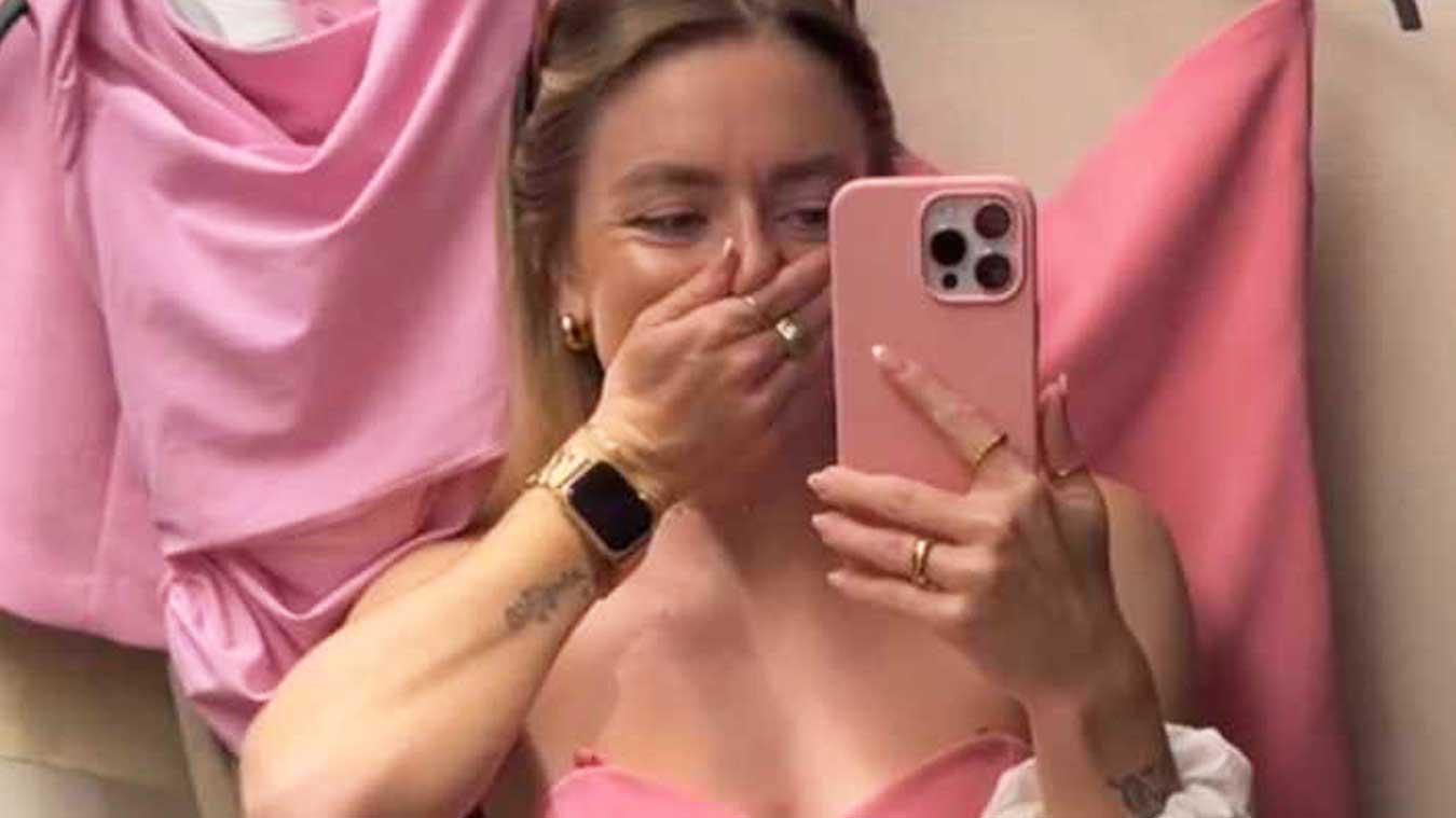 Influencer past elegant topje, maar haar boezem wordt niet genoeg bedekt: «Ik ga stuk van het lachen!» (video)