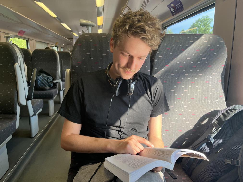 Betrapt met een boek: «In de zomer ga ik feesten in Berlijn en dan neem ik géén werkgerelateerde boeken mee»