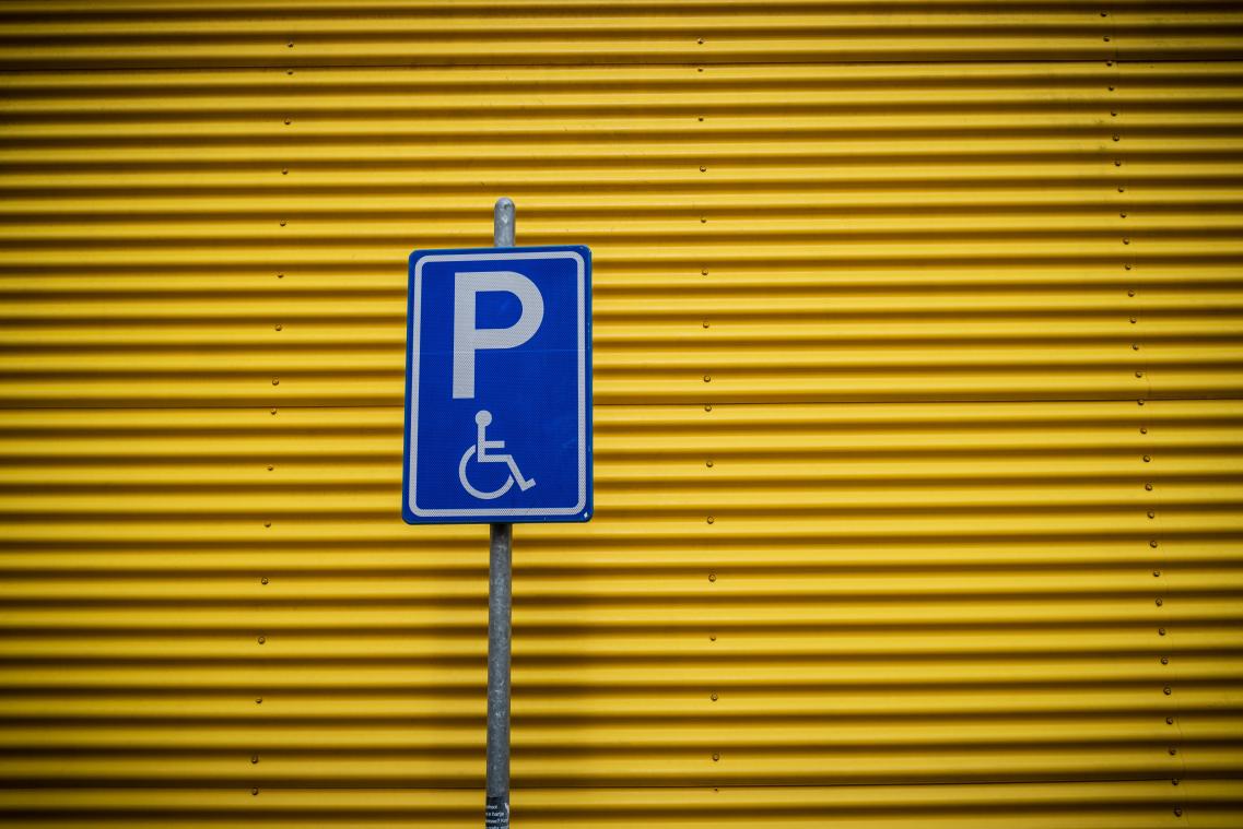 Een op de acht bestuurders parkeert wel eens op gehandicaptenplaats