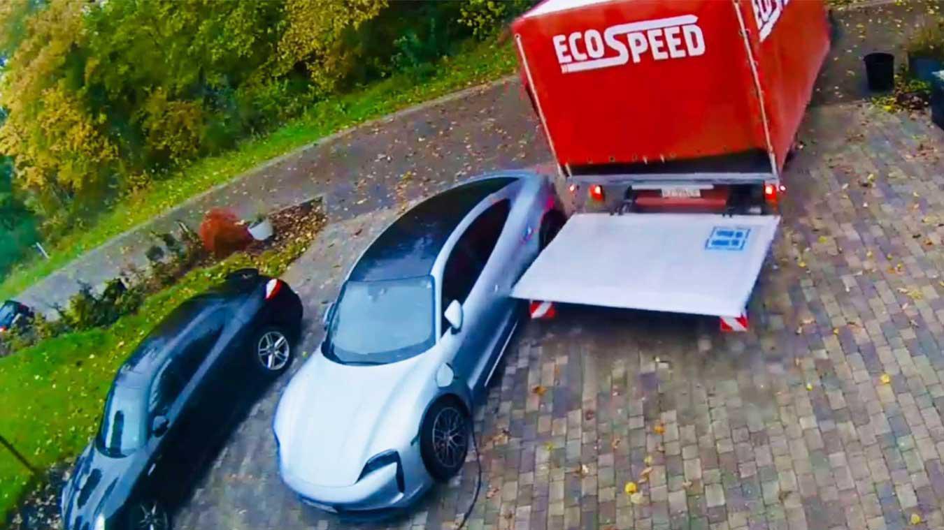 Camionette rijdt parkeerplaats in en uit, maar beschadigt Porsche: «Dat leek me opzettelijk!» (video)