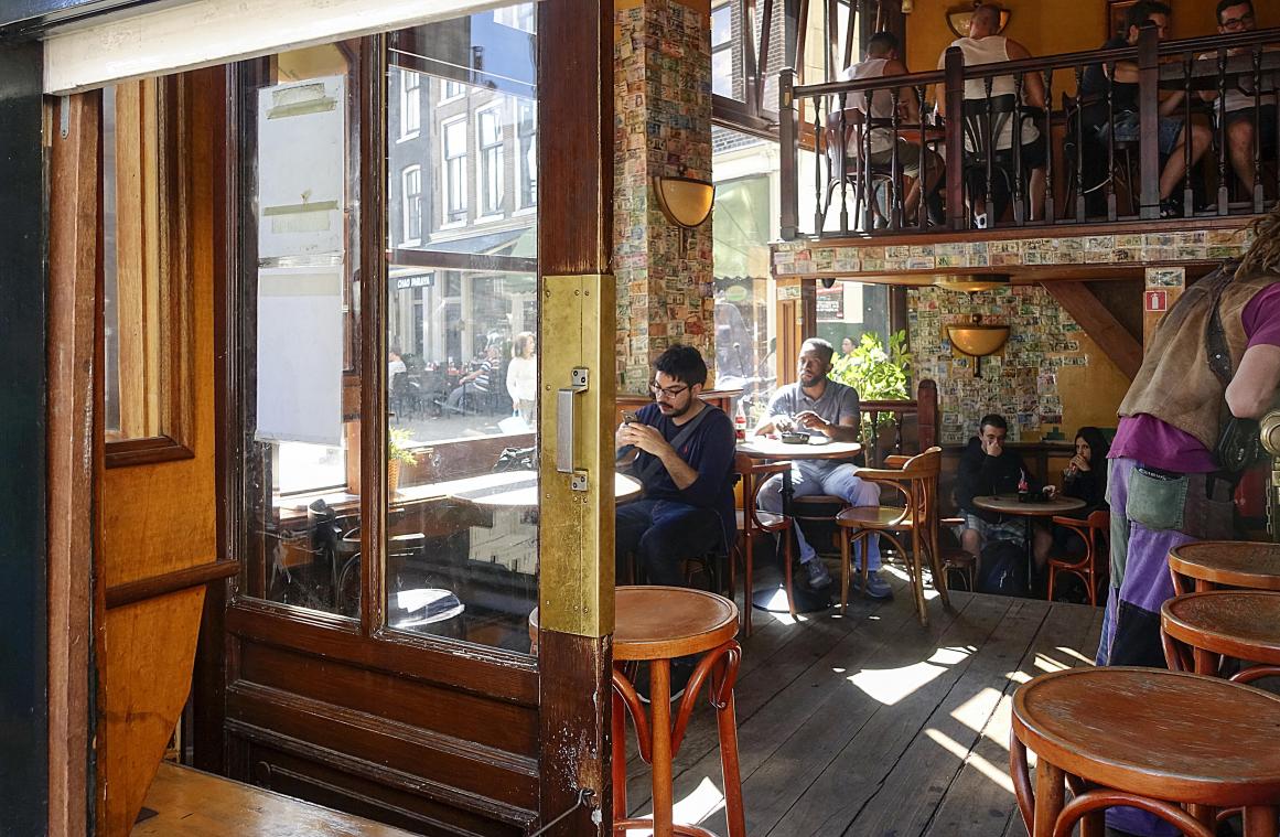 Amsterdam wil bruine kroegen beschermen: «De verpoening van de stad wordt steeds meer zichtbaar»