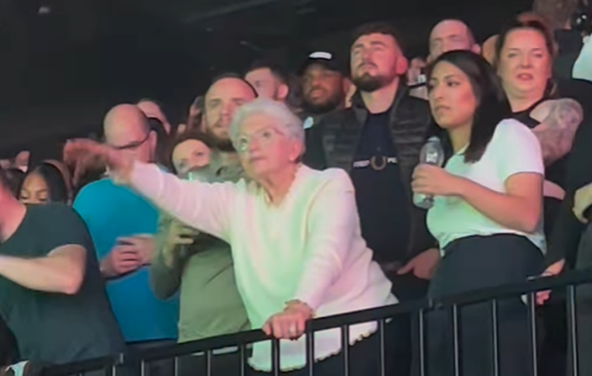 Oudere vrouw die losgaat op 50 Cent gaat viraal: «Op viben plakt geen leeftijd» (video)