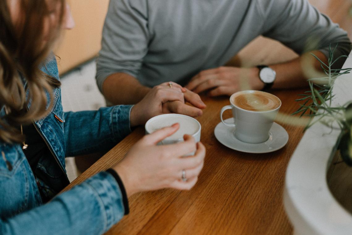 Deze flirttechniek werkt (bijna) altijd volgens psychologen