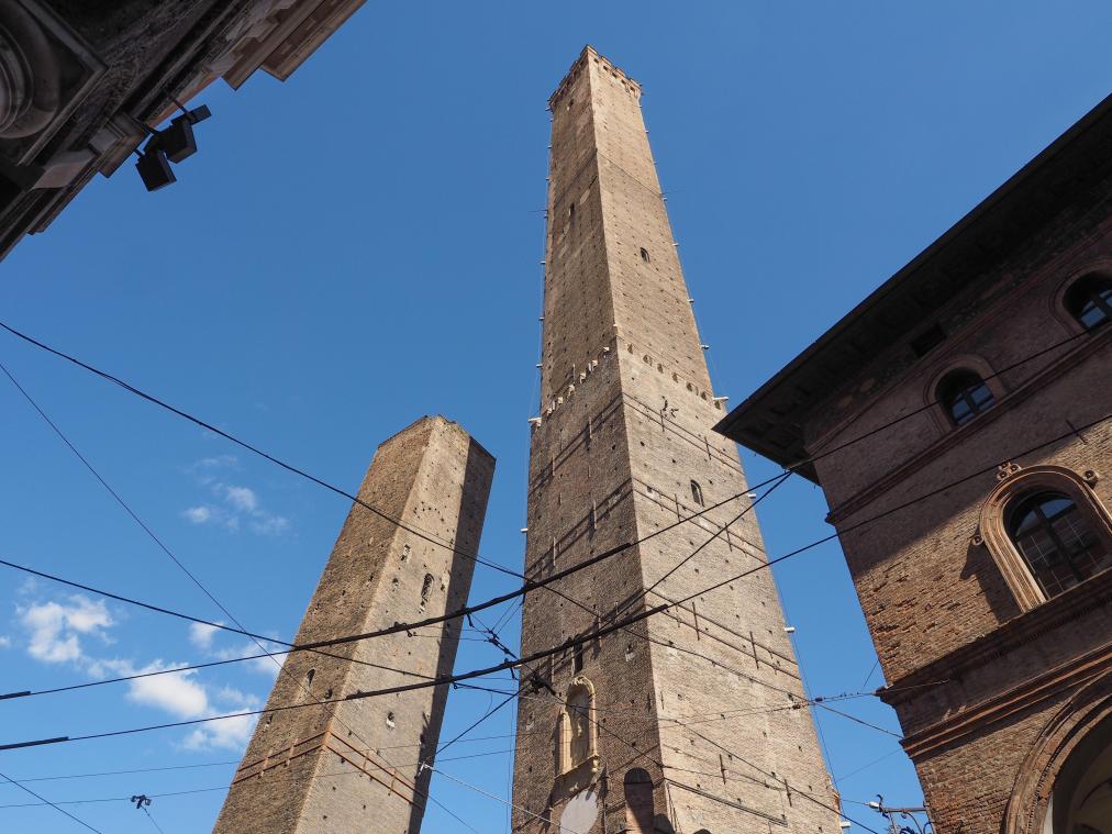 «Code rood» Scheve toren in Bologna dreigt om te vallen, waarschuwen experts