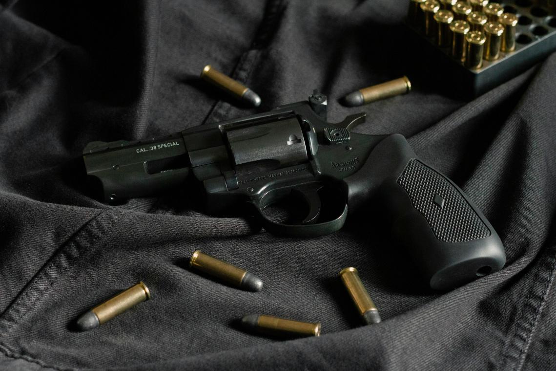 WTF. Tweejarige peuter vuurt per ongeluk pistool af in Walmart, moeder aangehouden
