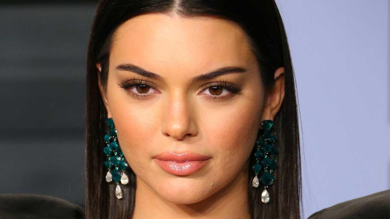 Kendall Jenner poseert halfnaakt voor Calvin Klein, maar volgers spotten bizar detail (foto)