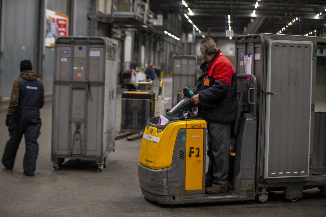Opniew stakingen in supermarktdepots