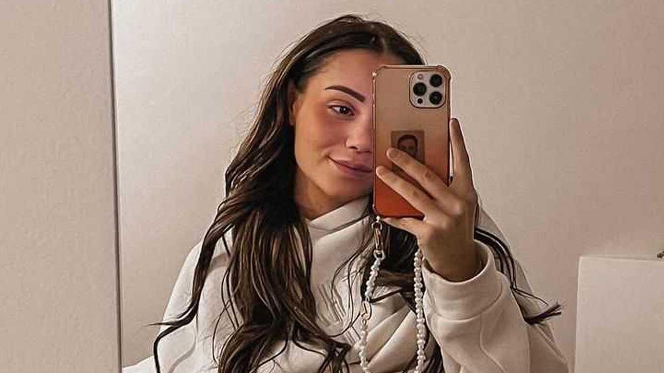 Zwangere Sem uit ‘Ex on the Beach’ deelt foto van bolle buik: «Heel erg wennen dat mijn lichaam veranderde»