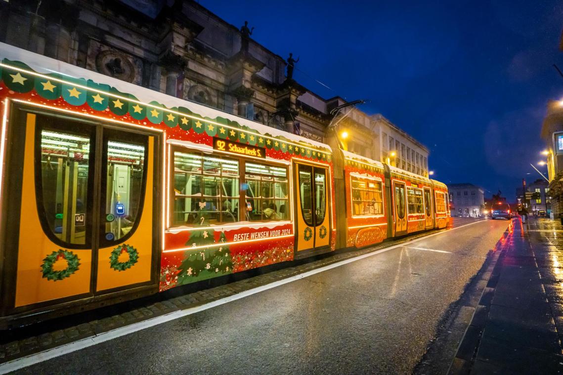 Ontdek de feestelijke kersttram die vanaf nu door Brussel rijdt (foto’s)