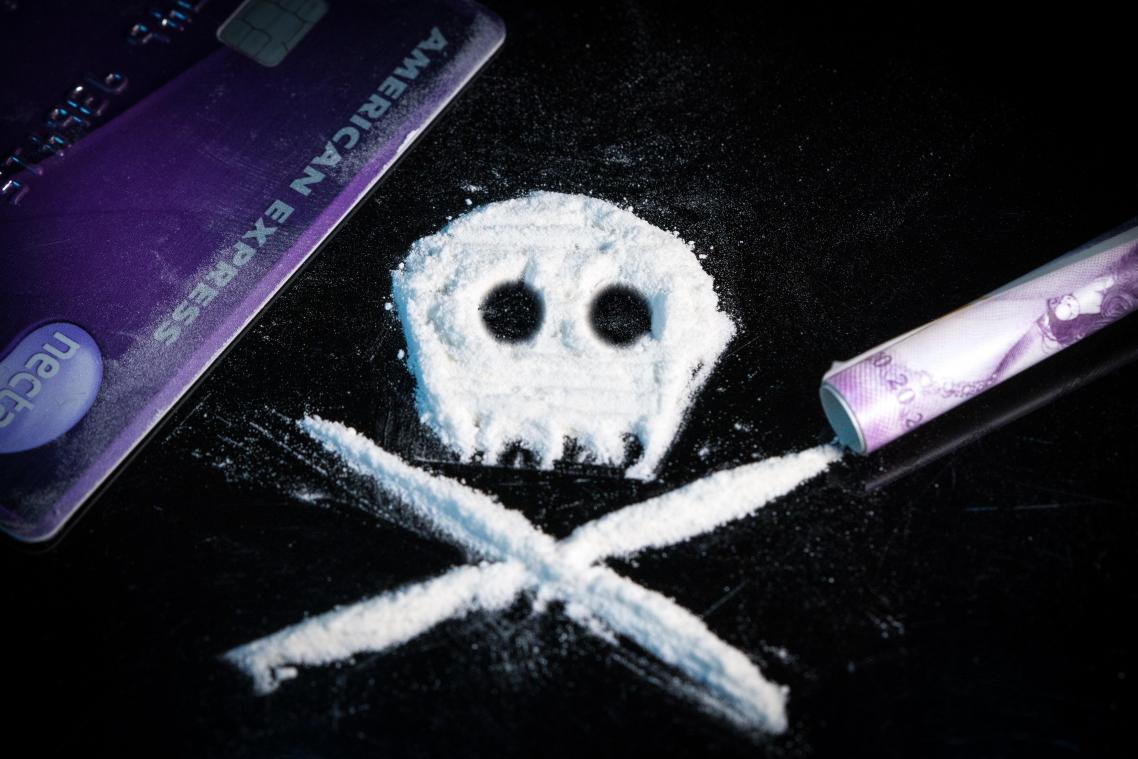 Oeps! Dealer probeert agenten drugs te verkopen