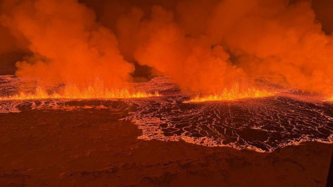 Vulkbaanuitbarsting IJsland: Kolkende lava spuit uit kilometerslange spleet (video)
