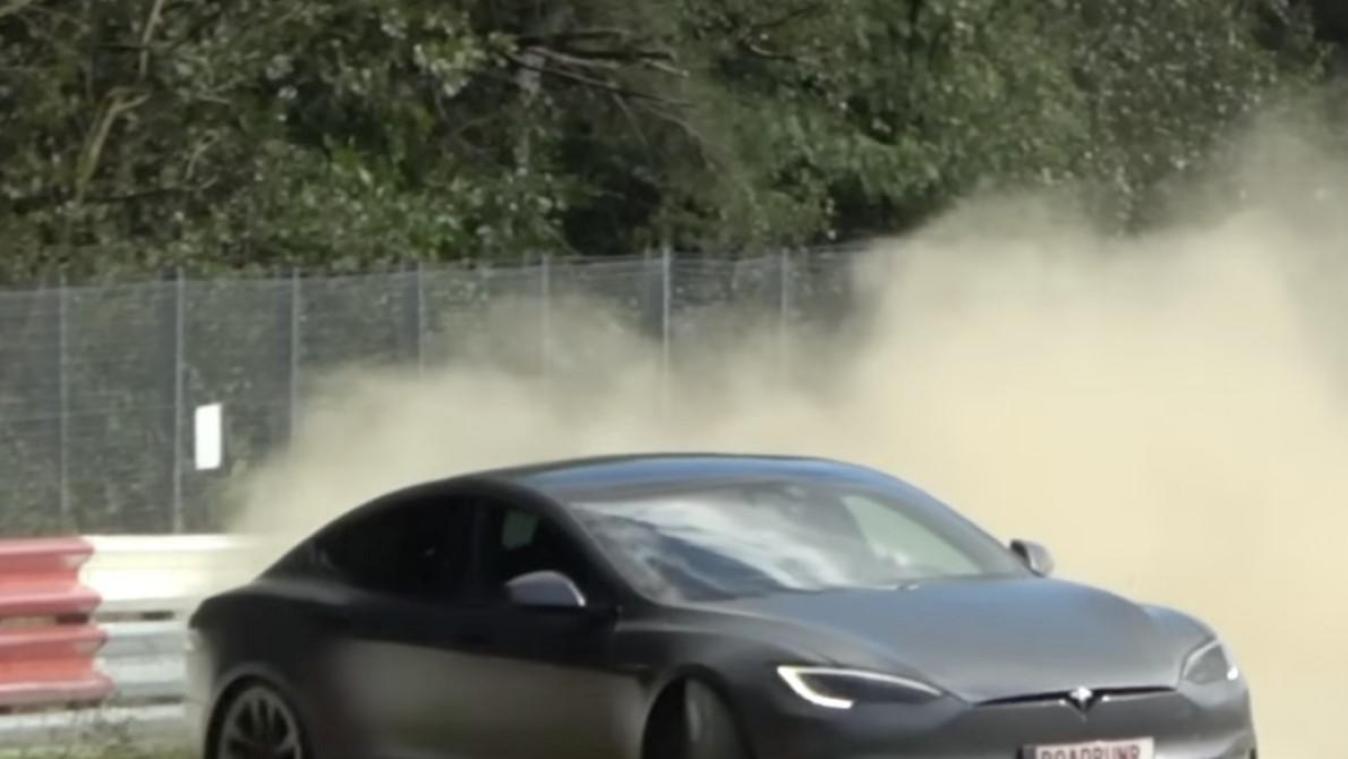 Deze wagen kon zijn nummerplaat niet slechter gekozen hebben: «Hilarisch»