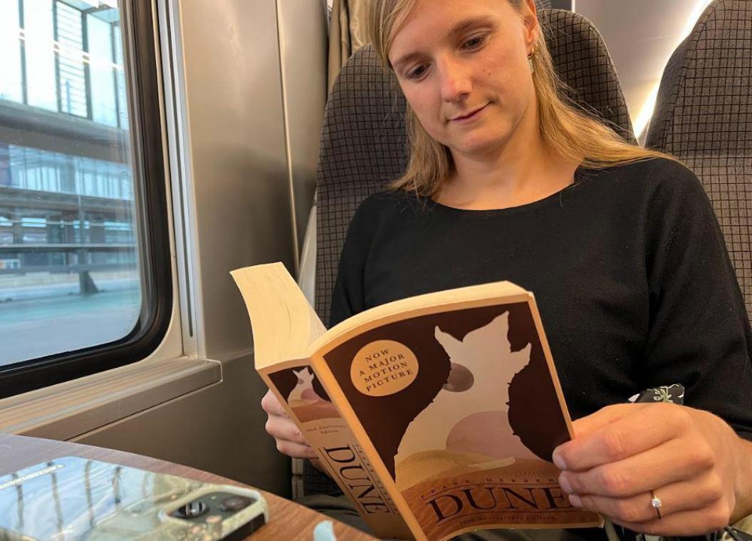 Betrapt met een boek: «De film met Zendaya laat maar een derde van het boek zien»