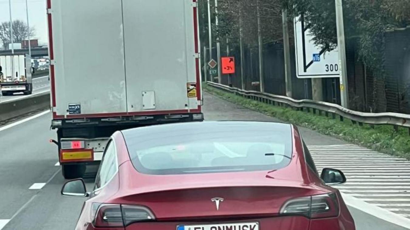 Deze gepersonaliseerde nummerplaat lokt veel reacties uit: «De wereld wordt gek»