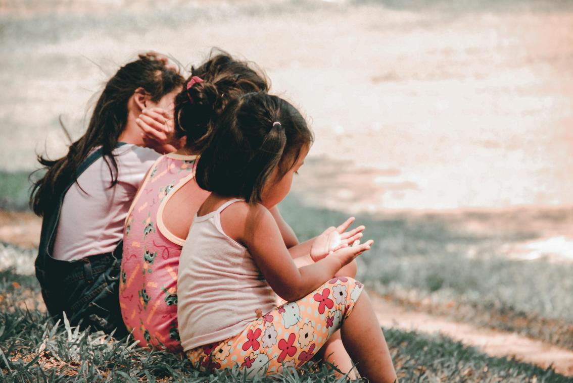 Zeventiger vervolgd voor aanranding buurkinderen: «Hij stopte haar in bad»