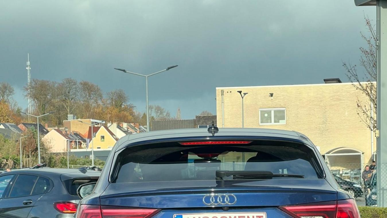 Deze mislukte nummerplaat lokt veel reacties uit: «Maximum 8 tekens, dan moet je keuzes maken»
