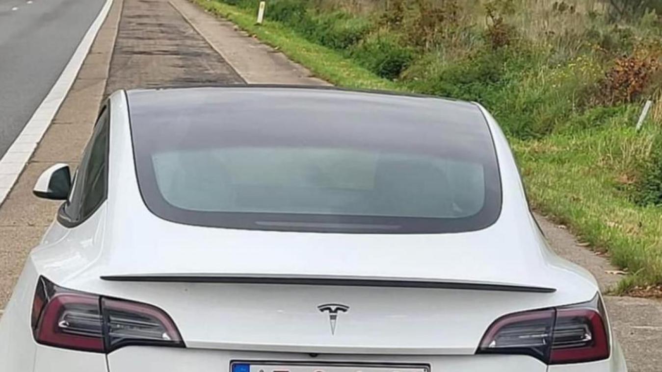 Deze nummerplaat van een Tesla lokt veel reacties uit: «Alleen in België»