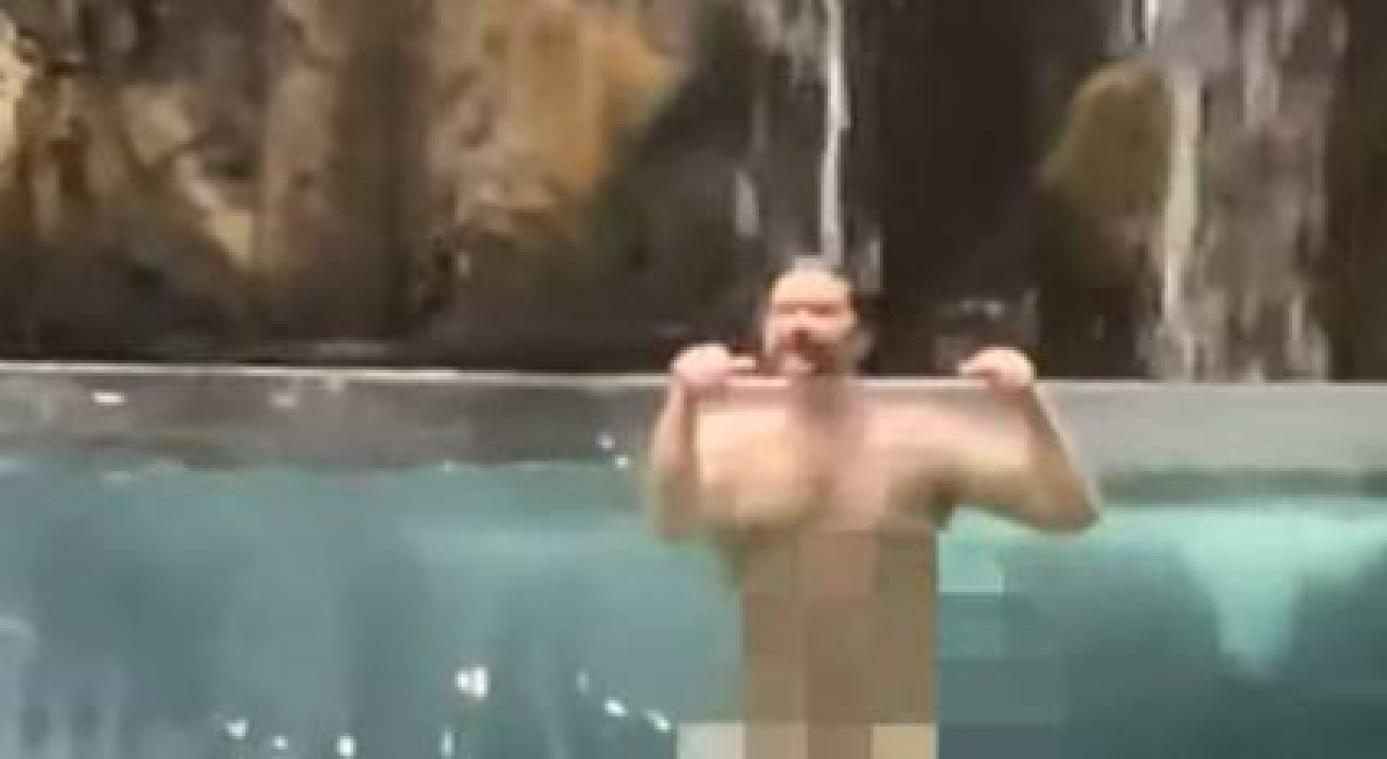 Omg! Naakte man doet bommetje in aquarium van winkelcentrum (video)