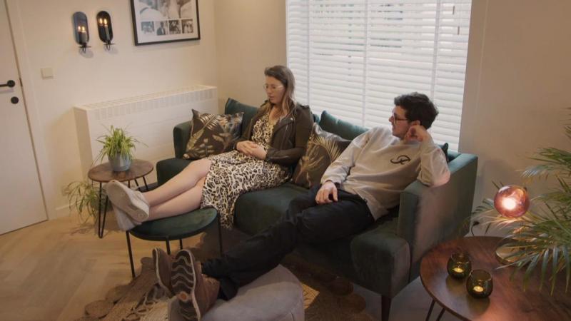 Toen nog blij in hun nieuwe woonkamer.