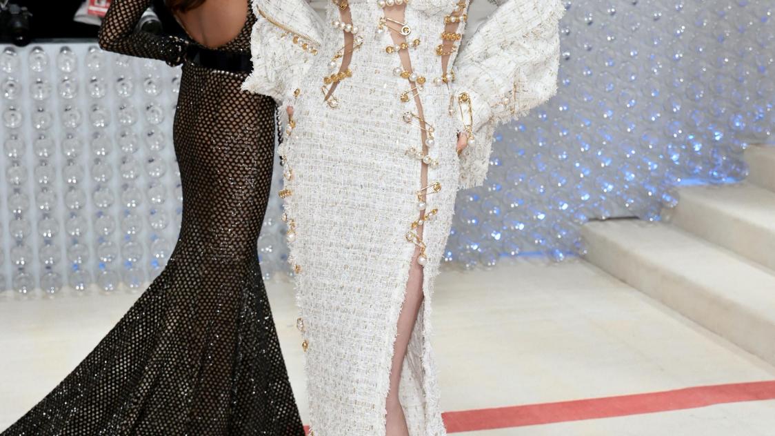 Anne Hathaway in Versace