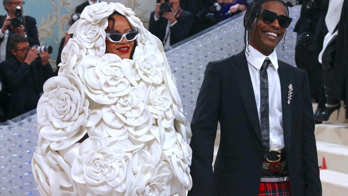 Hoogzwangere Rihanna in Valentino samen met A$ap Rocky