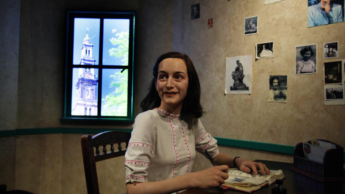 Een wassen beeld van Anne Frank in het Amsterdamse Madame Tussaud.