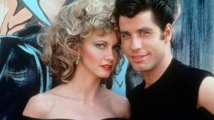 Olivia Newton-John (links) in haar bekendste rol, als Sandy in ‘Grease’.