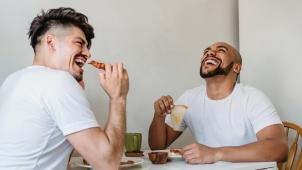 pexels-ketut-subiyanto-deux étudiants qui mangent ensemble - 6 recettes étudiant