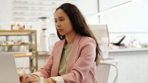 pexels-edward-jenner-Hoe ontwikkel je een professioneel ritme na je studie_