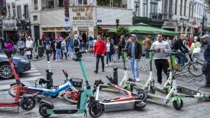 Belgie, Brussel, 28-05-2022. Electrische huurstepjes, e-step staan geparkeerd op de stoep. Copyright: ANP/ Hollandse Hoogte/ Sabine Joosten
