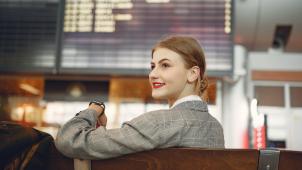 pexels-gustavo-fring-fille aéroport- 4 raisons de partir en Erasmus en bachelier