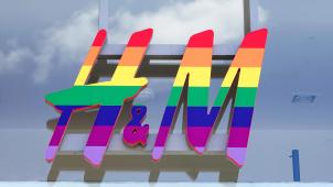 Nederland Amsterdam - Augustus 2018. Gay Pride. H&M in regenboogkleuren.  Foto Berlinda van Dam / Hollandse Hoogte