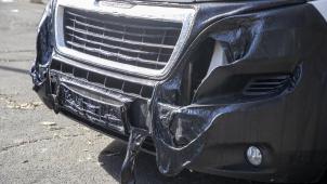 Foto van een beschadigde auto die op de plaats stond waar de auto van de daders uitbrandde.