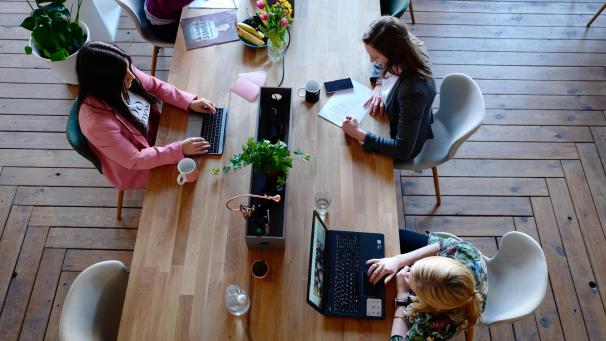 pexels-cowomen-2041627